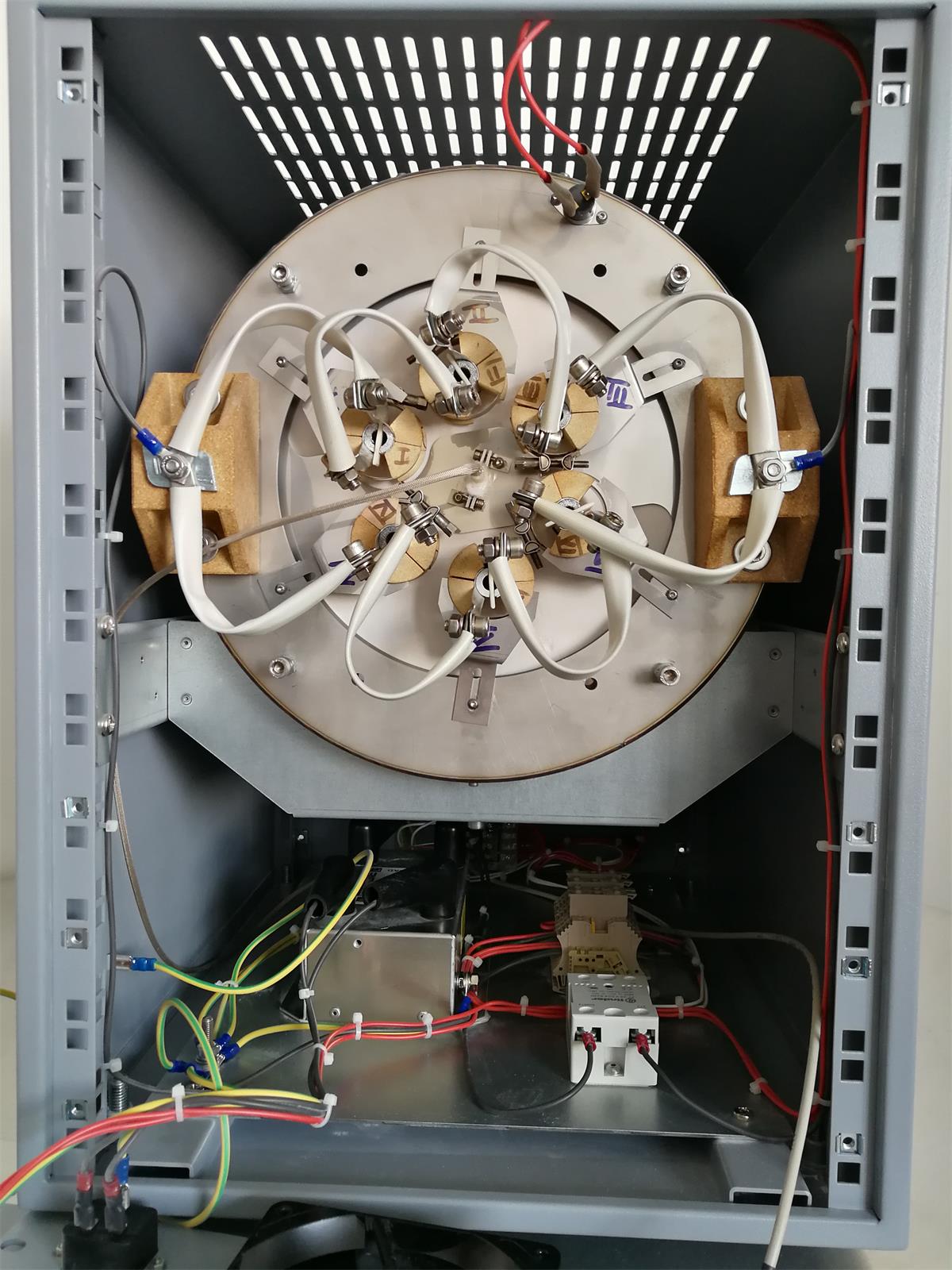 正在安裝SiC加熱棒的CS1500